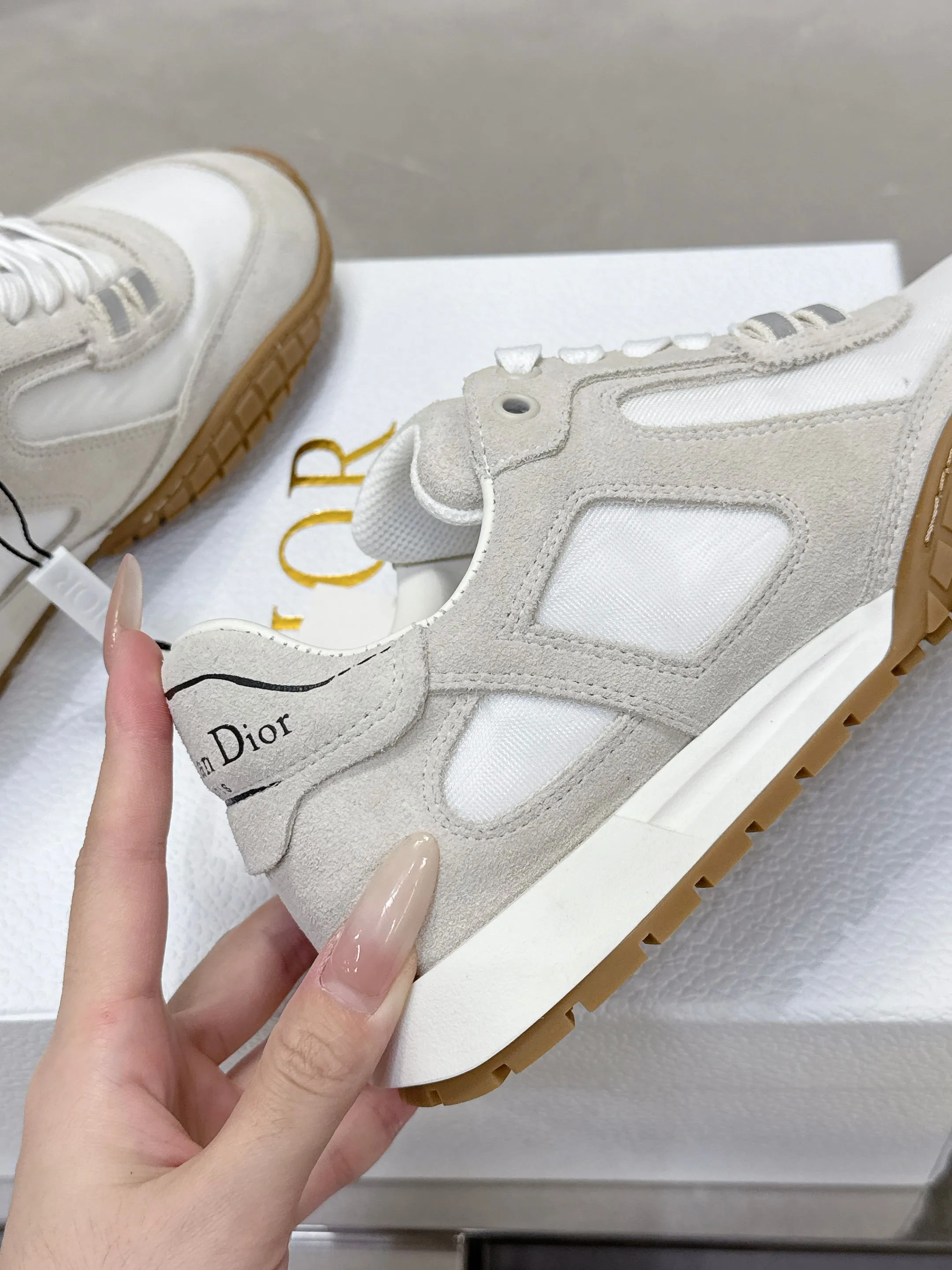 Factory price 640💰 Top version! ! ! Dior Tech sneakers Dior Tech is newly launched, with exquisite color matching and autumn and winter atmosphere. This Dior Tech sneaker is a new product in the 2026 early spring ready-to-wear series. It is equipped with fashionable details and highlights the retro aesthetics. Made of calfskin and suede calfskin upper with transparent mesh side panels and ChristianDior Paris signature on the heel and tongue. A textured, tonal Dior signature sole adds couture style. Upper material: Textile, cowhide split leather, cowhide leather with Christian Dior Paris logo on the heel and tongue Textured Dior logo rubber sole embellished with Christian Dior's lucky star symbol! Size 35-46 (40 for women, 41 for men, 38.45.46, custom made and non-refundable)